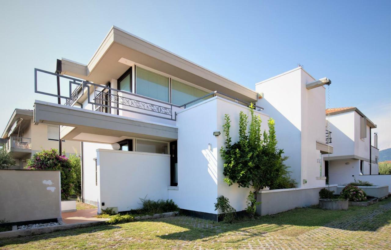 B&B Villa Apuana Marina Di Carrara Exterior photo